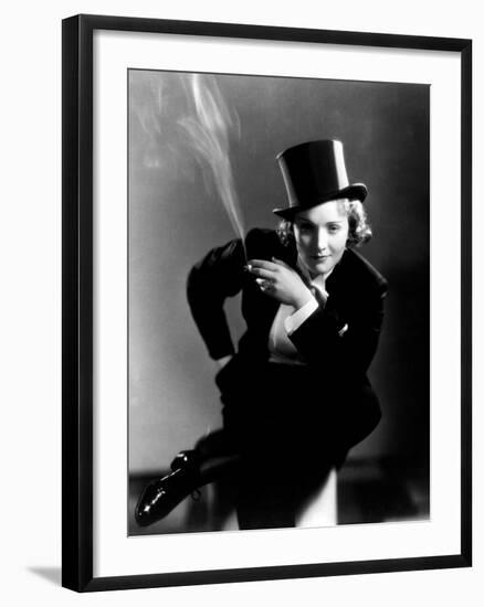 Marlene Dietrich, 1930-null-Framed Photographic Print