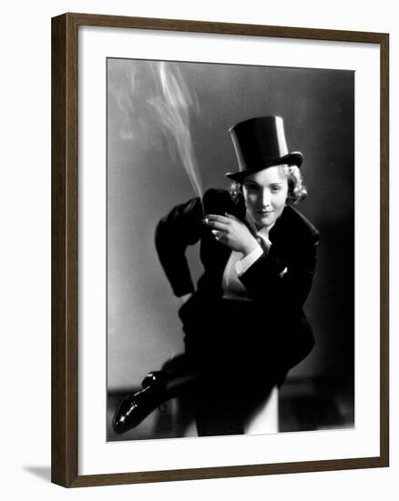 Marlene Dietrich, 1930-null-Framed Photographic Print