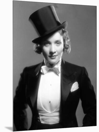 Marlene Dietrich, 1930-null-Mounted Photographic Print