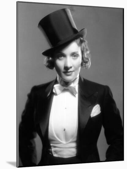 Marlene Dietrich, 1930-null-Mounted Photographic Print