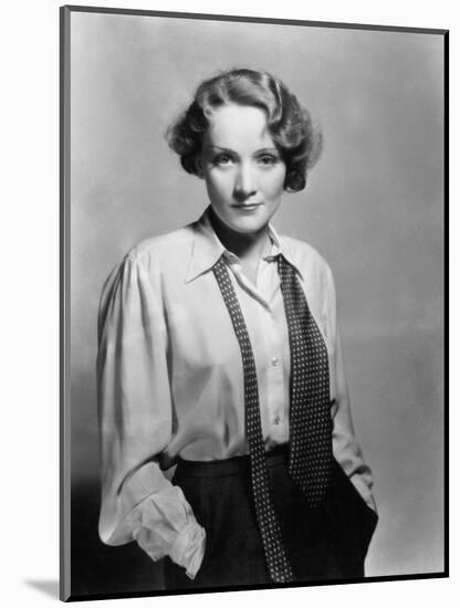 Marlene Dietrich, 1932-null-Mounted Photographic Print