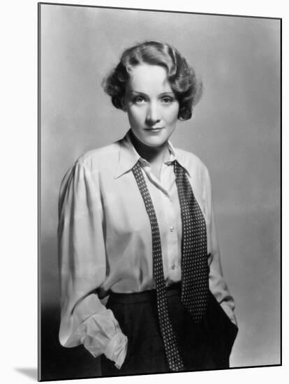 Marlene Dietrich, 1932-null-Mounted Photographic Print