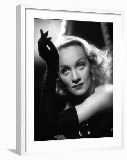 Marlene Dietrich, 1934-null-Framed Photographic Print