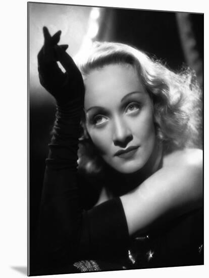 Marlene Dietrich, 1934-null-Mounted Photographic Print