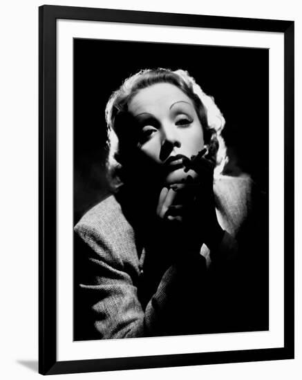 Marlene Dietrich, 1935-null-Framed Photographic Print