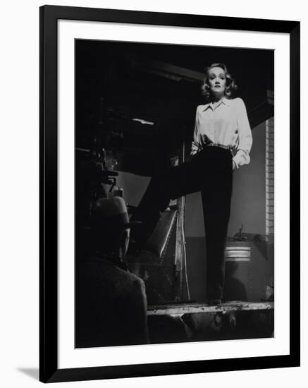 Marlene Dietrich, 1942-null-Framed Photographic Print