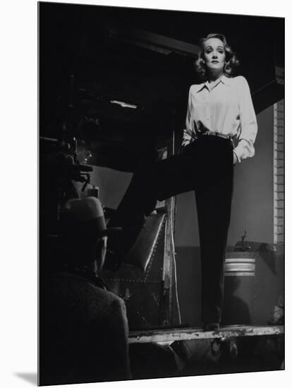 Marlene Dietrich, 1942-null-Mounted Photographic Print