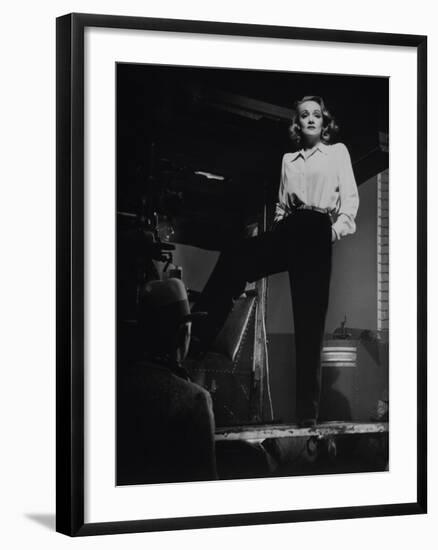 Marlene Dietrich, 1942-null-Framed Photographic Print
