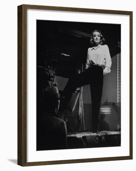 Marlene Dietrich, 1942-null-Framed Photographic Print