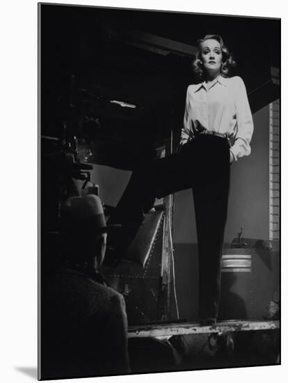 Marlene Dietrich, 1942-null-Mounted Photographic Print
