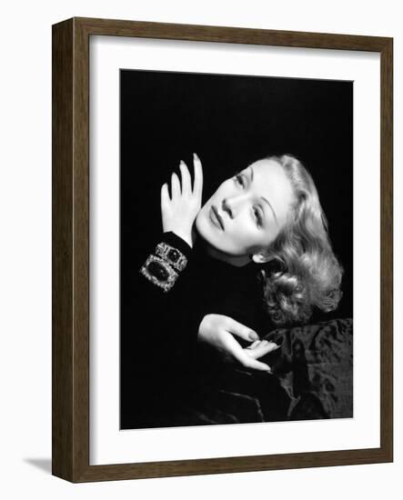 Marlene Dietrich, 1943-null-Framed Photographic Print