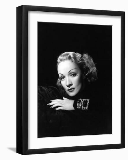 Marlene Dietrich, 1943-null-Framed Photographic Print