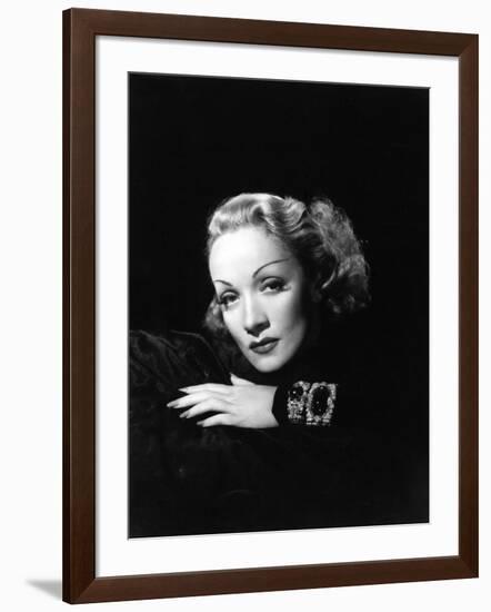 Marlene Dietrich, 1943-null-Framed Photographic Print