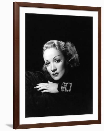 Marlene Dietrich, 1943-null-Framed Photographic Print