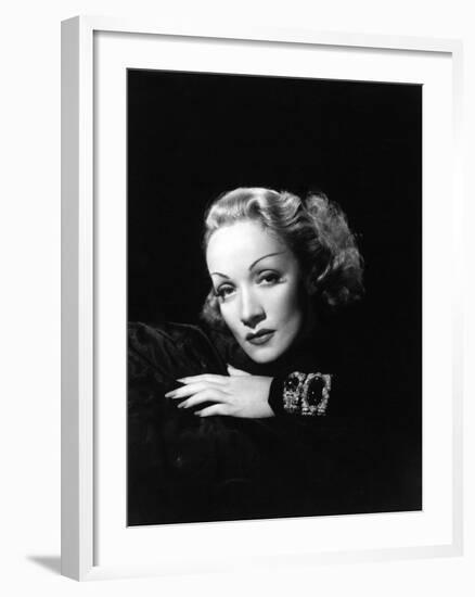 Marlene Dietrich, 1943-null-Framed Photographic Print