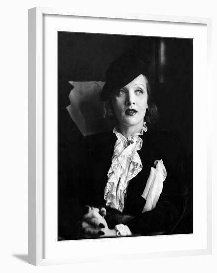 Marlene Dietrich Travelling-Associated Newspapers-Framed Photo