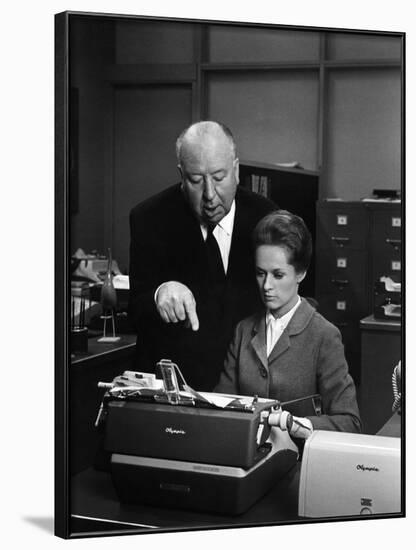 MARNIE, 1964 directed by ALFRED HITCHCOCK On the set, Alfred Hitchcock and Tippi Hedren (b/w photo)-null-Framed Photo