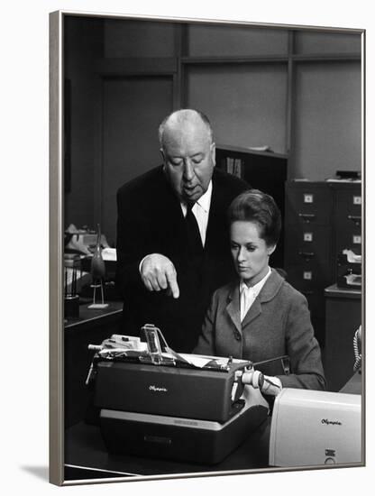 MARNIE, 1964 directed by ALFRED HITCHCOCK On the set, Alfred Hitchcock and Tippi Hedren (b/w photo)-null-Framed Photo