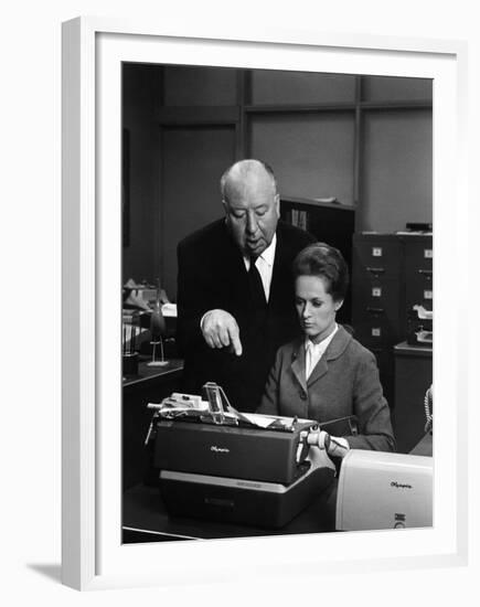 MARNIE, 1964 directed by ALFRED HITCHCOCK On the set, Alfred Hitchcock and Tippi Hedren (b/w photo)-null-Framed Photo
