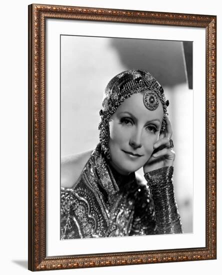 MATA HARI, 1932 directed by GEORGE FITZMAURICE Greta Garbo (b/w photo)-null-Framed Photo