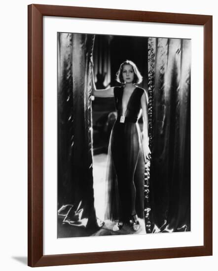 MATA HARI, 1932 directed by GEORGE FITZMAURICE Greta Garbo (b/w photo)-null-Framed Photo