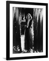 MATA HARI, 1932 directed by GEORGE FITZMAURICE Greta Garbo (b/w photo)-null-Framed Photo