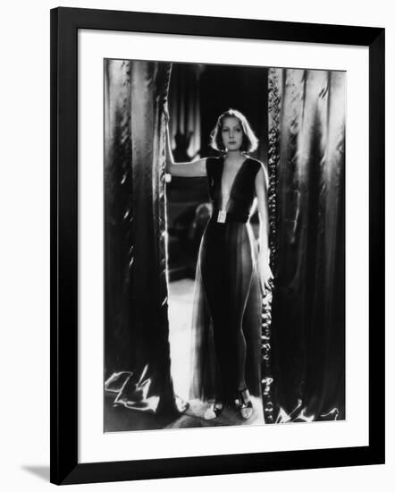 MATA HARI, 1932 directed by GEORGE FITZMAURICE Greta Garbo (b/w photo)-null-Framed Photo