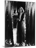 MATA HARI, 1932 directed by GEORGE FITZMAURICE Greta Garbo (b/w photo)-null-Mounted Photo