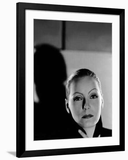 MATA HARI, 1932 directed by GEORGE FITZMAURICE Greta Garbo (b/w photo)-null-Framed Photo