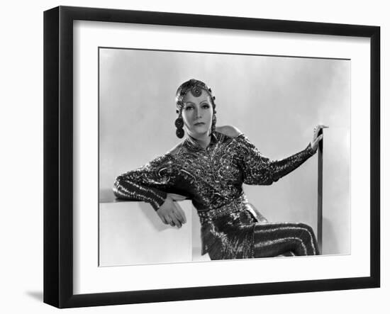 MATA HARI, 1932 directed by GEORGE FITZMAURICE Greta Garbo (b/w photo)-null-Framed Photo