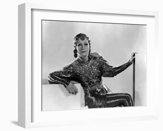 MATA HARI, 1932 directed by GEORGE FITZMAURICE Greta Garbo (b/w photo)-null-Framed Photo