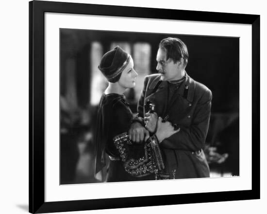 MATA HARI, 1932 directed by GEORGE FITZMAURICE Greta Garbo / Lionel Barrymore (b/w photo)-null-Framed Photo