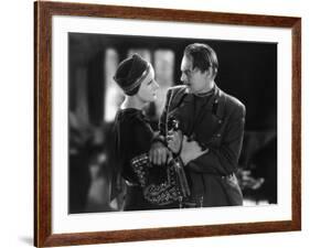 MATA HARI, 1932 directed by GEORGE FITZMAURICE Greta Garbo / Lionel Barrymore (b/w photo)-null-Framed Photo