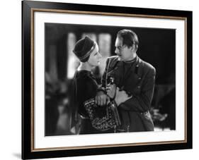 MATA HARI, 1932 directed by GEORGE FITZMAURICE Greta Garbo / Lionel Barrymore (b/w photo)-null-Framed Photo