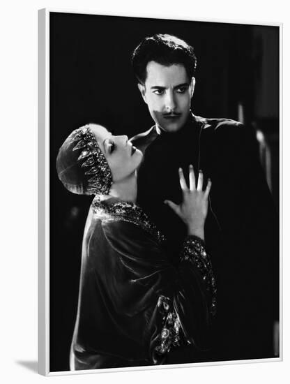 MATA HARI, 1932 directed by GEORGE FITZMAURICE Greta Garbo / Ramon Novarro (b/w photo)-null-Framed Photo