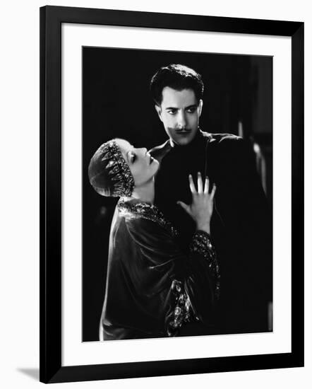 MATA HARI, 1932 directed by GEORGE FITZMAURICE Greta Garbo / Ramon Novarro (b/w photo)-null-Framed Photo