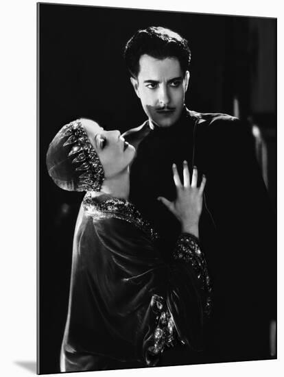 MATA HARI, 1932 directed by GEORGE FITZMAURICE Greta Garbo / Ramon Novarro (b/w photo)-null-Mounted Photo