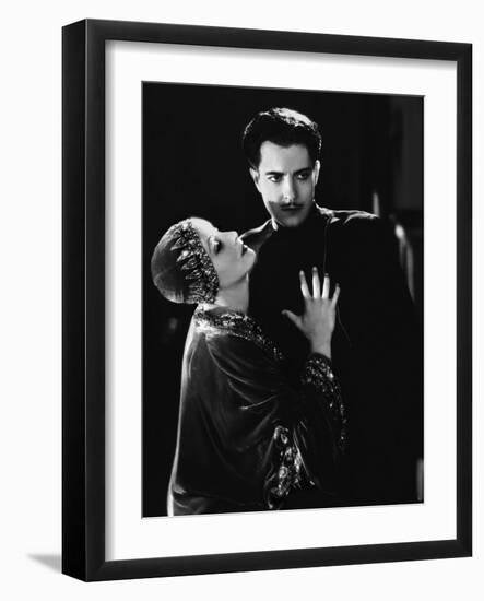 MATA HARI, 1932 directed by GEORGE FITZMAURICE Greta Garbo / Ramon Novarro (b/w photo)-null-Framed Photo