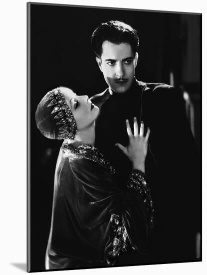 MATA HARI, 1932 directed by GEORGE FITZMAURICE Greta Garbo / Ramon Novarro (b/w photo)-null-Mounted Photo