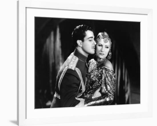 MATA HARI, 1932 directed by GEORGE FITZMAURICE Ramon Novarro / Greta Garbo (b/w photo)-null-Framed Photo