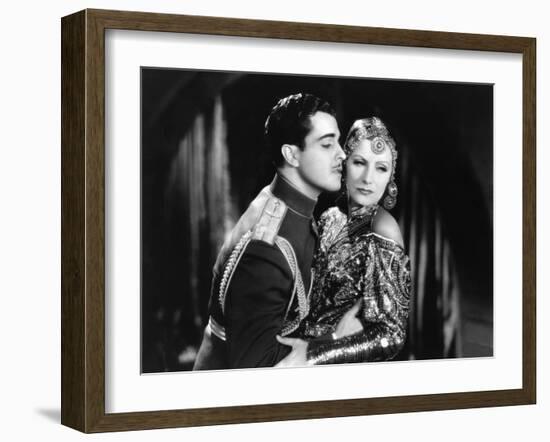 MATA HARI, 1932 directed by GEORGE FITZMAURICE Ramon Novarro / Greta Garbo (b/w photo)-null-Framed Photo