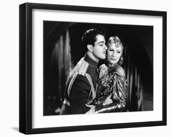 MATA HARI, 1932 directed by GEORGE FITZMAURICE Ramon Novarro / Greta Garbo (b/w photo)-null-Framed Photo