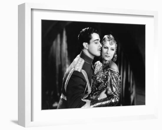 MATA HARI, 1932 directed by GEORGE FITZMAURICE Ramon Novarro / Greta Garbo (b/w photo)-null-Framed Photo