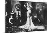 Mata Hari exécutant des danses  brahmaniques dans la bibliothèque du Musée Guimet de Paris-null-Mounted Giclee Print