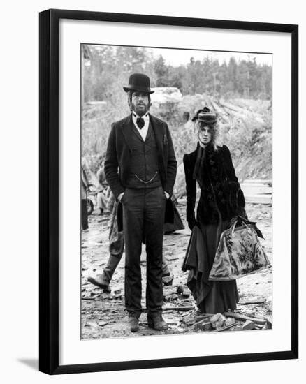 Mccabe And Mrs. Miller, Warren Beatty, Julie Christie, 1971-null-Framed Photo