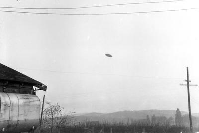 https://imgc.allpostersimages.com/img/posters/mcminnville-ufo-sighting-1950_u-L-Q1HORCY0.jpg?artPerspective=n