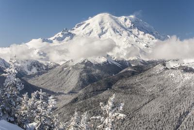 Usa, Washington State, Crystal Mountain. Snow-covered Mount Rainier viewed from Lucky Shot ski run