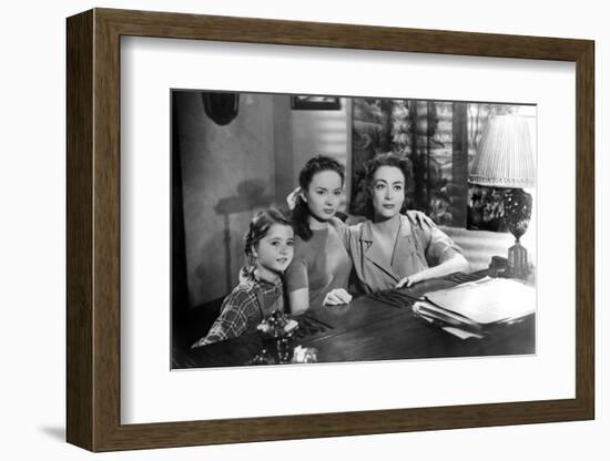 MILDRED PIERCE, 1945 directed by MICHAEL CURTIZ Jo Ann Marlowe, Ann Blyth and Joan Crawford (b/w ph-null-Framed Photo