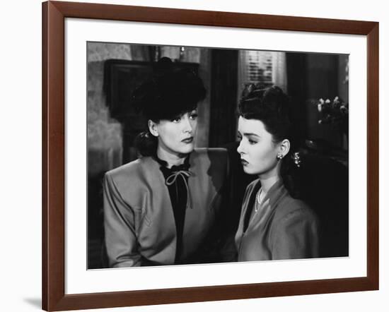 MILDRED PIERCE, 1945 directed by MICHAEL CURTIZ Joan Crawford and Ann Blyth (b/w photo)-null-Framed Photo