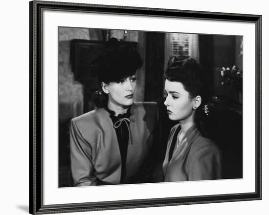 MILDRED PIERCE, 1945 directed by MICHAEL CURTIZ Joan Crawford and Ann Blyth (b/w photo)-null-Framed Photo